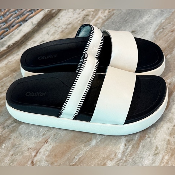 Women’s OLUKAI Pae white and black leather slide sandals- Size 9 - Picture 2 of 7
